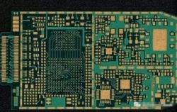 Habilidades para soldar y desmontar componentes electrónicos en placas de circuito PCB