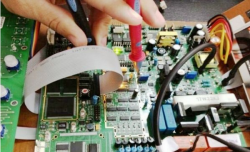 ¿¿ cuál es el peligro de sostener el tablero de PCB con una mano?